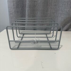 Small metal steel 3 slot rack wire shelf organizer. NWOT.